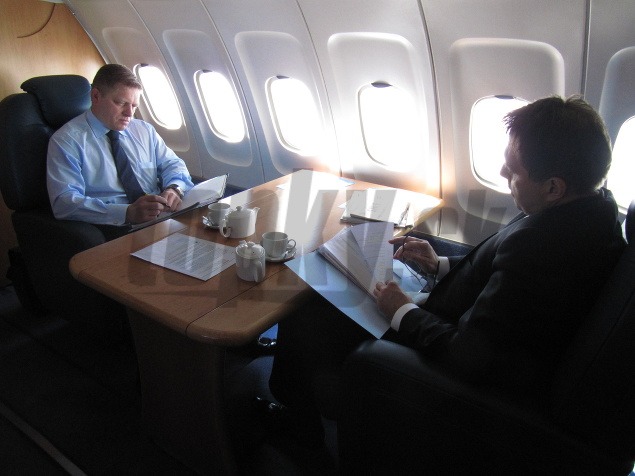 Na palube lietadla si Fico s Kažimírom preštudovali materiály na blížiace sa stretnutia v Bruseli. 