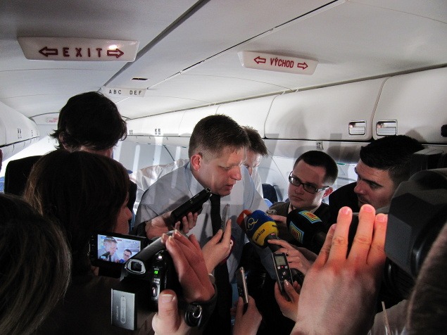 Podobne ako premiérova predchodkyňa Iveta Radičová, aj Fico prišiel medzi novinárov, aby odpovedal na ich otázky. 