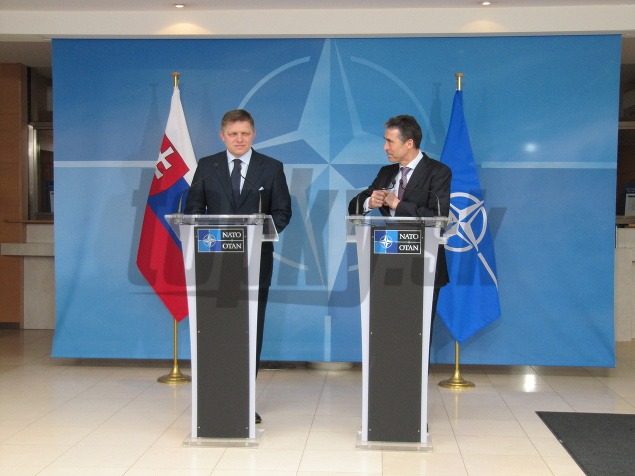Rasmussen (vpravo) na spoločnej tlačovej konferencii vyhlásil, že na májovom summite NATO v americkom Chicagu aliancia vyšle do sveta jasný signál: „Dvere do NATO sú otvorené."