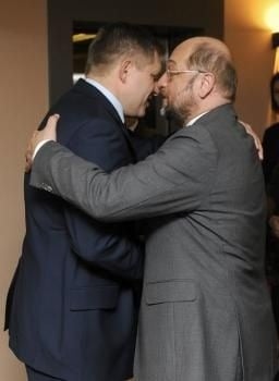 Srdečné vzťahy Fica so šéfom Európskeho parlamentu a sociálnym demokratom Martinom Schulzom sa odzrkadlili aj počas ich stretnutia v poobedňajších hodinách. Spoločne sa zhodli v sociálno-ekonomických otázkach. Zrejme tomu napomohlo aj ich spoločné politické zázemie.