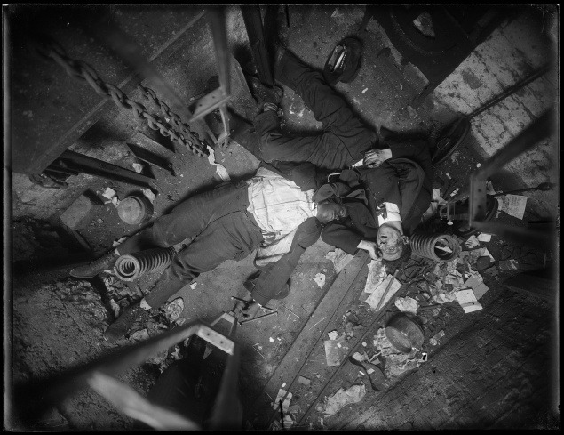 24. november 1915: Telá liftboya Roberta Greena a stavebného inžiniera Jacoba Jagendorfa ležia uprostred odpadkov na spodku výťahovej šachty.