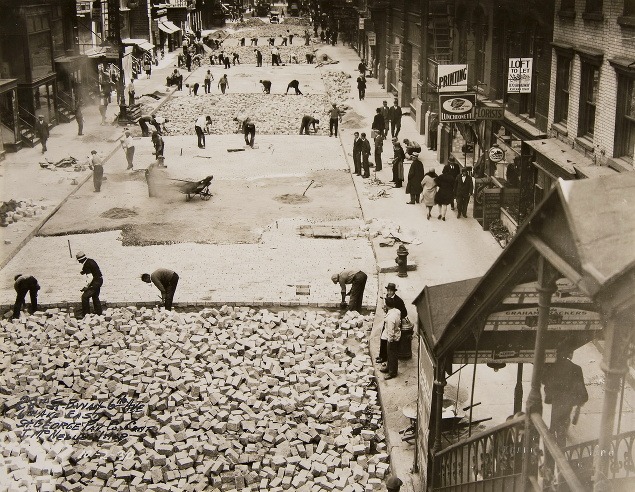 2. október 1930: Robotníci kladú tehly na výstavbu vozovky na 28. ulici. 
