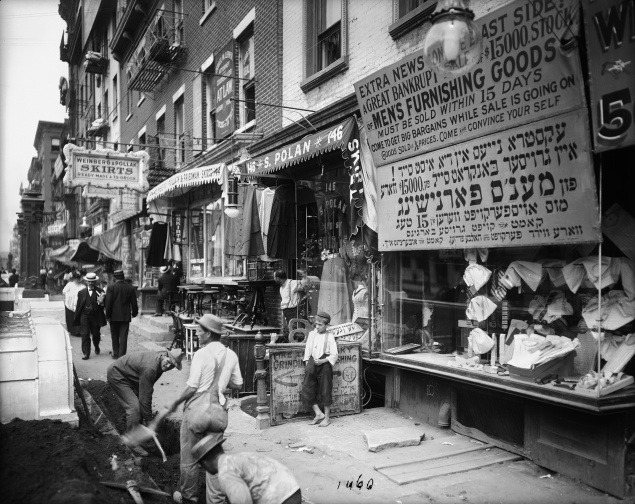 29. júl 1908: Robotníci kopú pozdĺž chodníka na severnej strane Delancey Street.