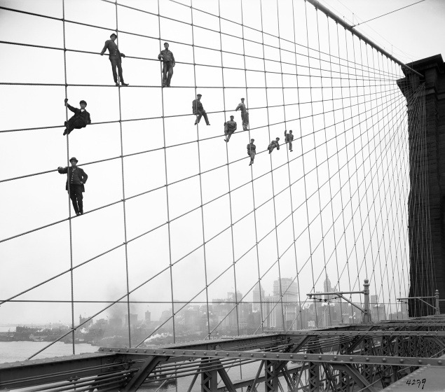 7. október 1914: Maliari zavesení na drôtoch Brooklynského mostu. 