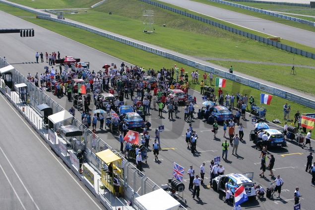 WTCC sa konajú od roku 2005 a riadia sa princípom “real cars, real racing”, teda všetky vozidlá majú svoj základ v bežne dostupných, civilných modeloch.