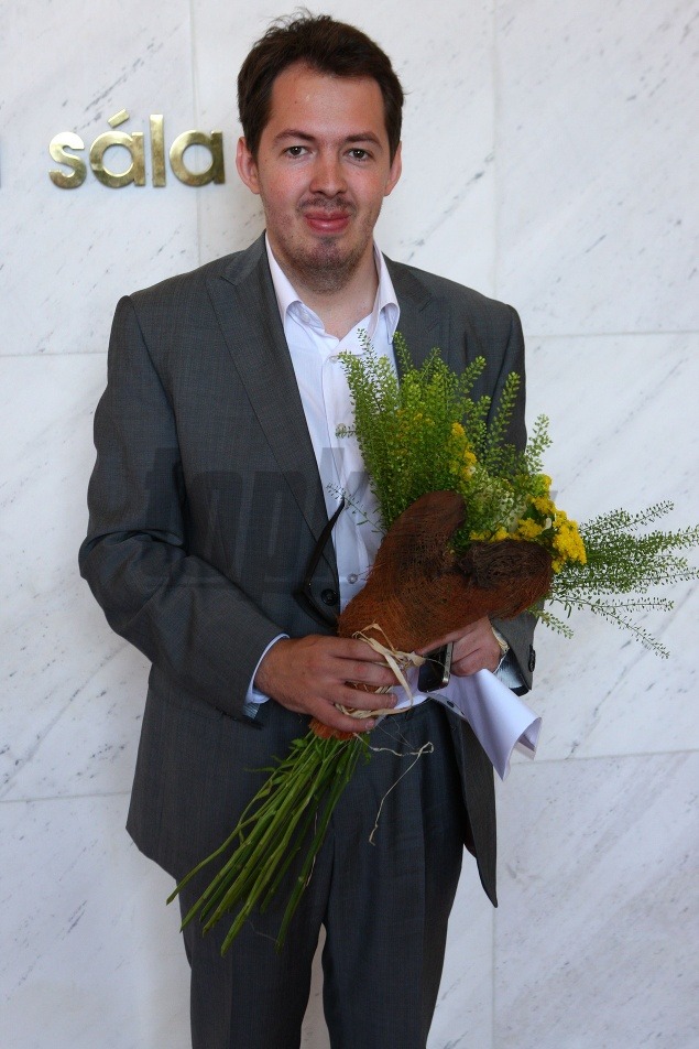 Najmladší z poslaneckých gratulantov Otto Brixi (26) zvolil lúčnu kyticu.