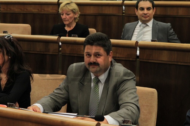 Mária Ritomská (vľavo hore) tesne pred hlasovaním v parlamente.