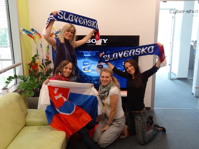 Jarka (vpravo) si s kolegyňami vychutnala zápas v práci (foto: Jarmila Melisová).