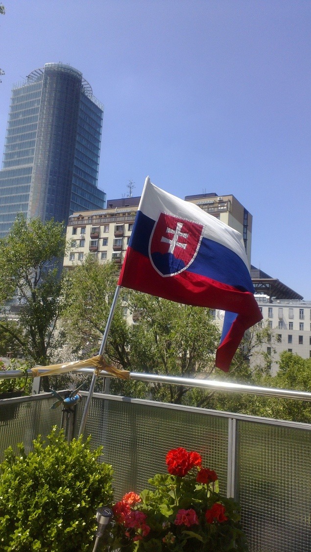 Túto vlajku som dal na balkón pred tretím zápasom s USA... Odvtedy len výhry... ;) (foto: Stano, Bratislava)
