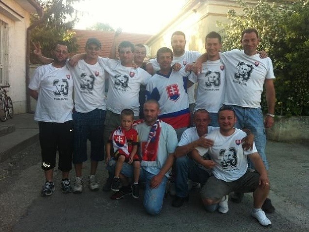 Fanúšikovia v Čataji si dali vyrobiť špeciálne tričká s podobizňou Paľa Demitru, v ktorých budú fandiť aj v zápase proti Rusku. (foto: Eliška Matovičová)