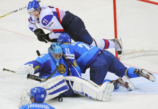 9. máj: Kazašský brankár Vitali Yeremeyev musel čeliť nátlaku našich hokejistov.