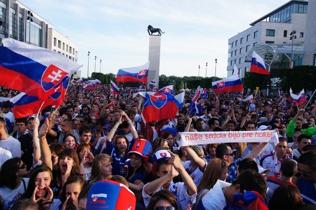 Viac ako 10-tisíc fanúšikov povzbudzovalo slovenských hokejistov. Tí museli burácajúce publikum cítiť aj na diaľku v Helsinkách.