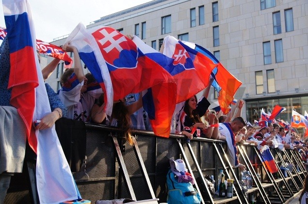 Vlajky, šály, pomalované tváre a nádej v očiach tisícok ľudí pred finálovým zápasom.
