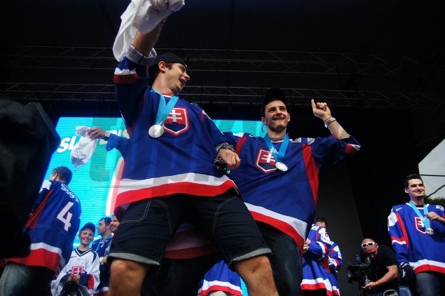 Šoumeni a benjamíni mužstva Tomáš Tatar a Libor Hudáček bavili publikom aj tancom.
