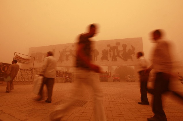 Piesočná búrka zahalila ulice Bagdadu do oranžovanej hmly.