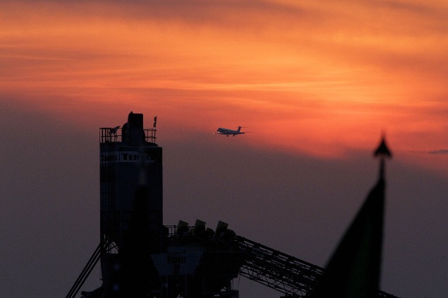 Stroj počas západu slnka odlieta z letiska v Chicagu, kde sa uskutočnil summit NATO.