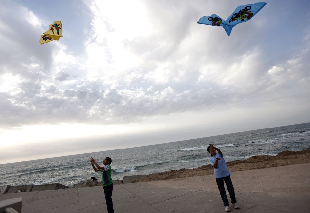 Egyptské deti sa zabávajú púšťaním šarkanov na pláži v Alexandrii.