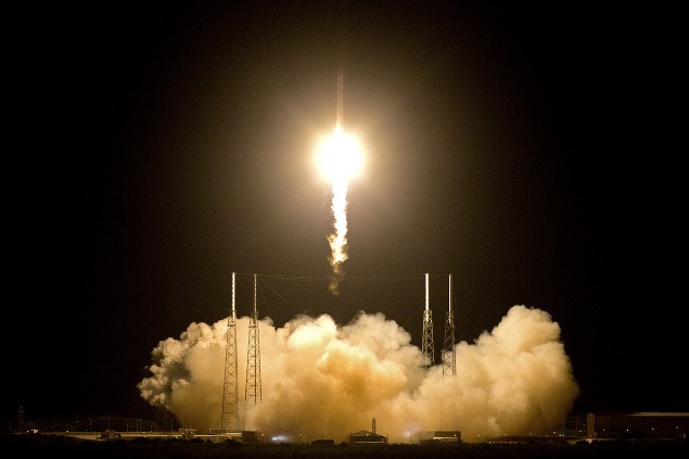 Prelom v kozmických letoch: Z floridského Mysu Canaveral odštartovala prvá súkromná kozmická loď Falcon 9.