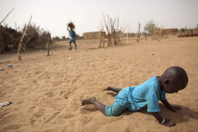 Nedostatkom jedla v Afrike trpia aj tí najmenší: Dvojročný Aliou Diallo zo Senegalu sa od hladu rozplakal.