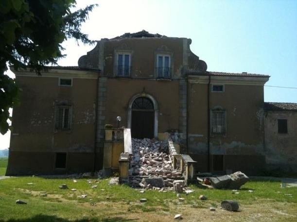 Zničený dom v Mantove (foto: Twitter, Stefano Scansani)
