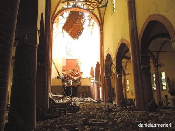 Katedrála v Mirandole zasiahnutá zemetrasením (foto: Twitter - Daniela Smerieri)