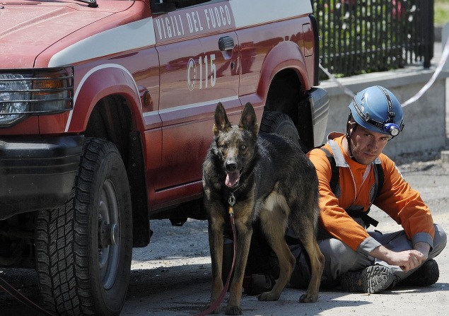 Krátka prestávka hasiča pri záchranných prácach v meste Cavazzo.