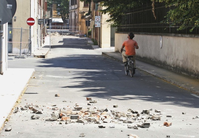 Ulice Mirandoly po zemetrasení.