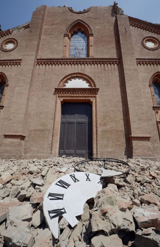 Na katedrále v Mirandole sa vplyvom silných otrasov neudržali hodiny