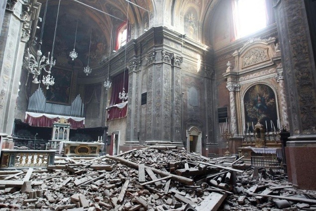 Zničený interiér kostola Santa Maria Maggiore v Bologni