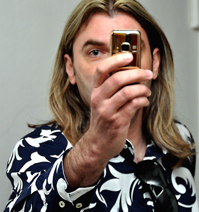 Novinári fotia Braňa Mojseja, ten si ich na oplátku odfotil svojím mobilom.