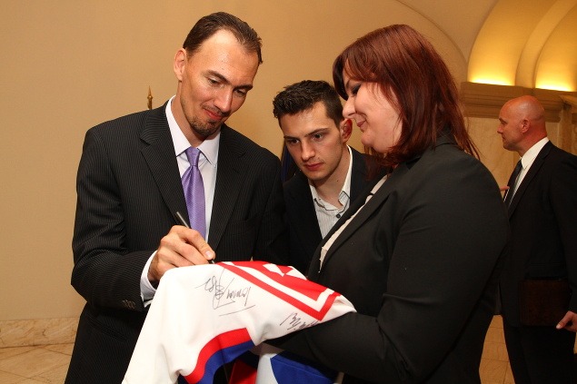 Aj na Úrade vlády si hokejisti našli množstvo fanúšikov, s ktorými sa trpezlivo fotili, podpisovali dresy či puky (Miro Šatan a Libor Hudáček s fanúšičkou).