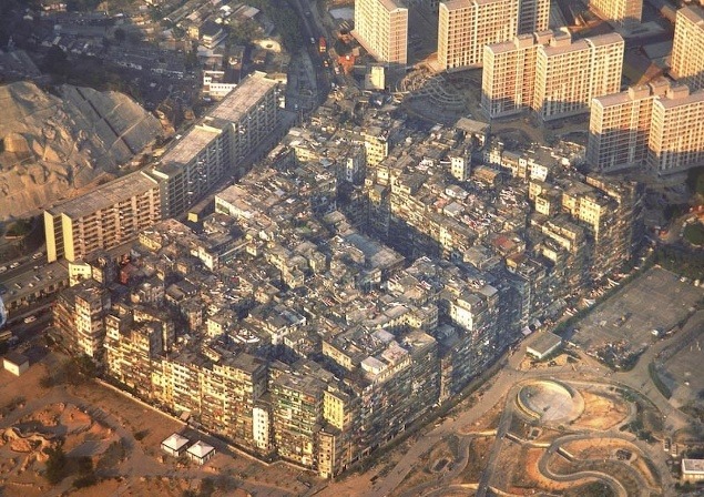 Kowloon zažil boom na konci 70-tych rokov, kedy v ňom začali vyrastať budovy ako huby po daždi a bez zásahu architekta.