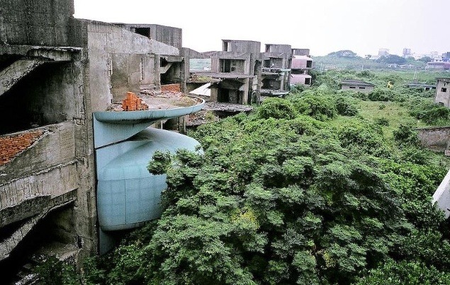San Zhi postavili ako dovolenkové letovisko na začiatku roku 1980. Po sérii smrteľných nehôd ho však nikdy neotvorili.