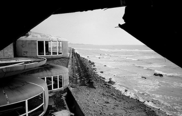 Schátrané letovisko bolo postavené vo futuristickom štýle.