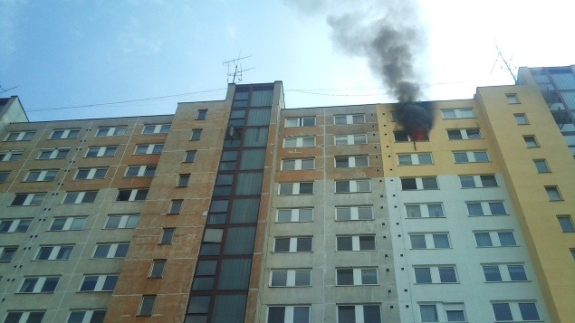 Z horiaceho bytu na 11. poschodí hasiči vyslobodili troch ľudí.