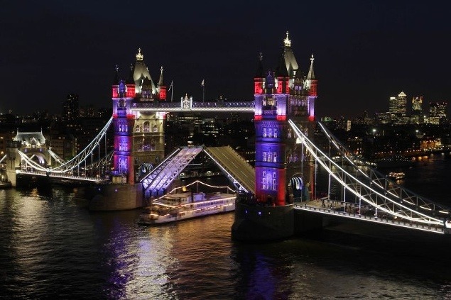Osvetlenie mosta Tower Bridge taktiež signalizovalo diamantové výročie
