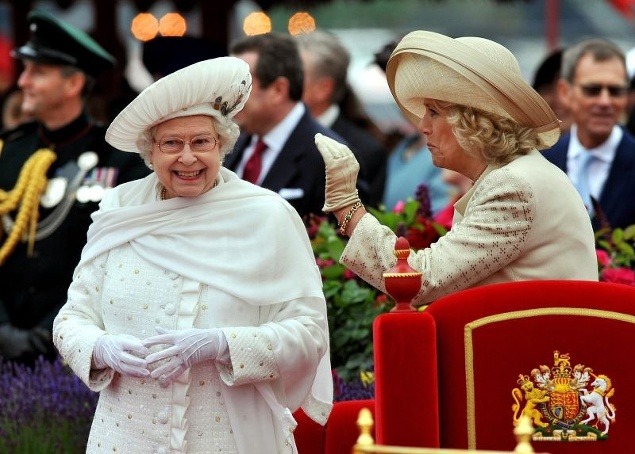Kráľovná prehodila počas plavby zopár slov so svojou nevestou vojvodkyňou z Cornwallu