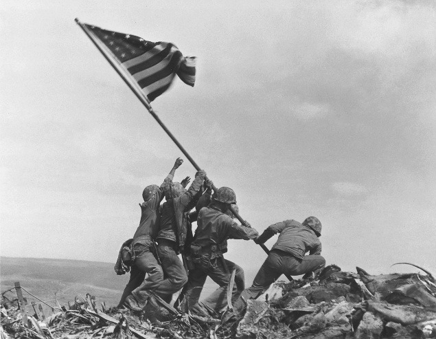 Rosenthal (1911 až 2006) zachytil až druhé vztyčovanie americkej vlajky na Iwodžime. Pri tom prvom nechýbal fotoreportér Louis Lowery, jeho záber ale postrádal dramatickú kompozíciu.
