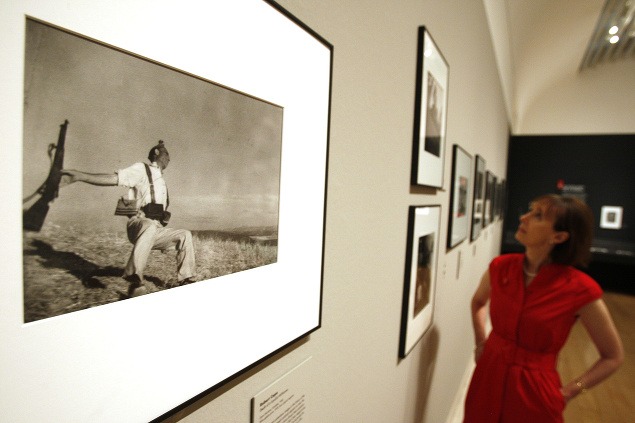 V roku 2011 sa konala v Londýne výstava pod názvom Eyewitness: Hungarian Photography in the 20th Century.