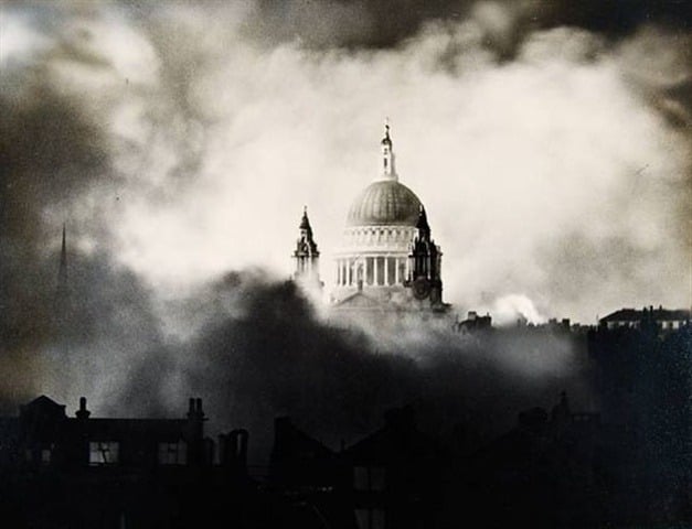 Hrdo sa týčiaci svätostánok v mračnách dymu sa stal symbolom britskej nezdolnosti.