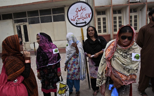 Ženy pred nemocnicou Benazir Bhutto v Rawalpindi spája podobný osud.