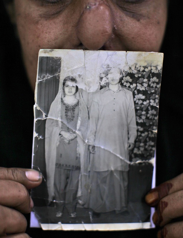 Allah Rakhi (51) na fotografii s manželom, ktorý ju znetvoril.