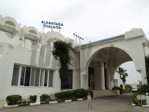 Hotel Almapura nesie ešte stále svoj pôvodný názov Alkantara Thalassa, o ktorom do príchodu na miesto turisti netušili.