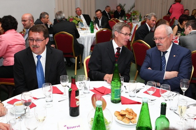 Oslávenec sedel spolu s čestnými hosťami prededom parlamentu Pavlom Paškom a prezidentom Ivanom Gašparovičom za jedným stolom