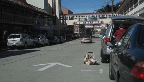 Zatiaľ čo matka vykladá nákup do kufra, dieťa odložila v autosedačke na cestu. Naozaj 