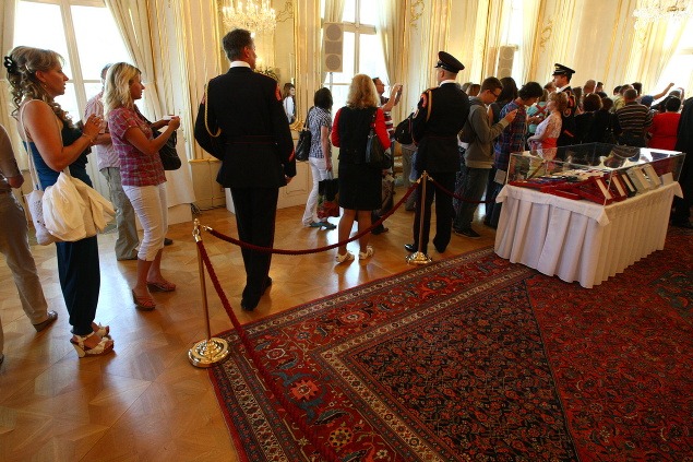Prezident Ivan Gašparovič previedol palácom skupinku ľudí, ktorá do paláca prišla ako prvá.
