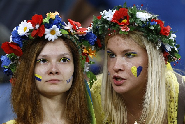 Ukrajinky sa pri zápase s Anglickom nedali zahanbiť. Nesmeli chýbať kvetinové vence.