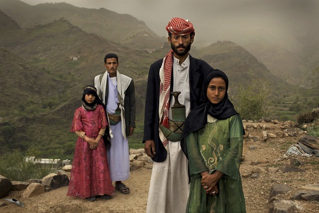 Detské nevesty: Tahani (v ružovom) z Jemenu si vzala svojho manžela Majeda, keď mala 6 rokov, on 25. Na zábere je aj jej bývalá spolužiačka s mužom.