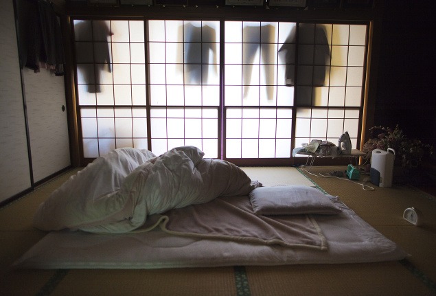 Opustená spálňa domu, ktorý sa nachádzal iba 5 kilometrov od elektrárne vo Fukušime.