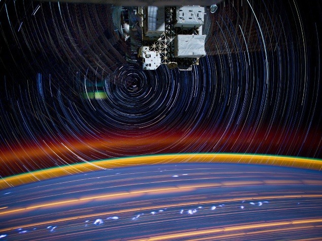 Fotografia obežnej dráhy Zeme urobená pomocou dlhých expozícií.